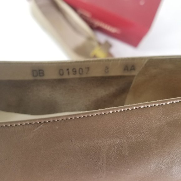 SALVATORE FERRAGAMO LILLAZ BEIGE PUMP SHOES 8 AA - Picture 7 of 10